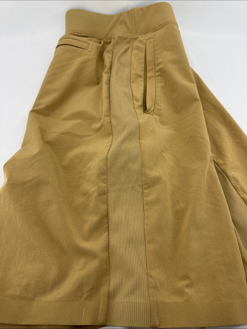 Athleta Womens Lightweight, Wrinkle-Free, Elastic Waist Khaki Dress Shorts, 10 - Picture 8 of 14